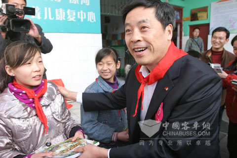 “爱心宇通”为世界英雄教师圆梦