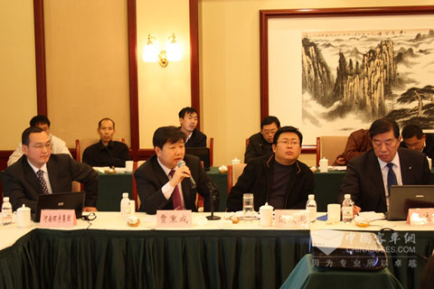 中文沂星董事局主席贾秉成做工作汇报