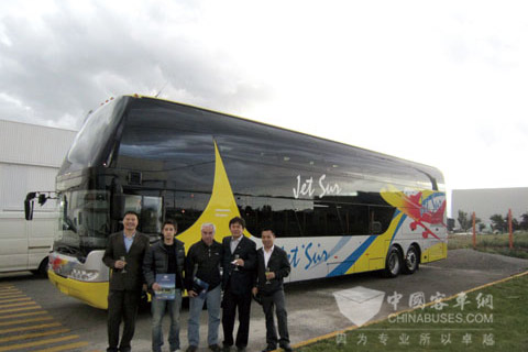 青年汽车工作人员与南美客户在一起