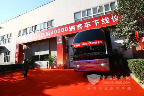 车辆驶出车间的瞬间