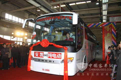 安凯2010年第10000辆客车驶出瞬间