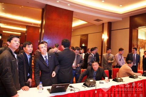 客户在认真体验G-BOS的管理功能