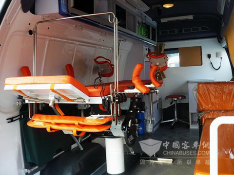 大金龙妇幼保健专用车配置急救、妇检两用床