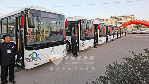 10辆金旅豪华大巴整装待发