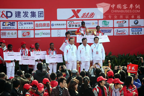 厦门市副市长叶重耕、大金龙副总经理徐向东等为女子全程马拉松赛获奖选手颁奖后合影