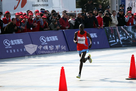 肯尼亚选手凯伯科里尔以2小时8分07秒成绩夺冠,图为冲刺瞬间