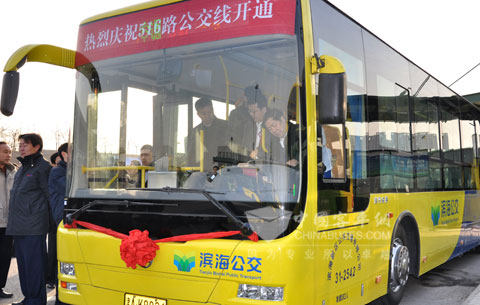 天津市市委副书记、滨海新区区委书记何立峰登上金旅混合动力客车感受“绿色体验“