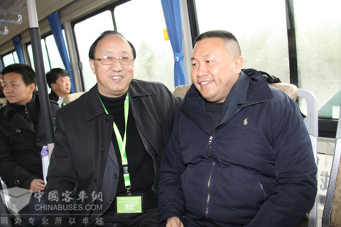 重庆恒通客车执行董事邓平与美国微宏动力董事长吴扬体验纯电动客车