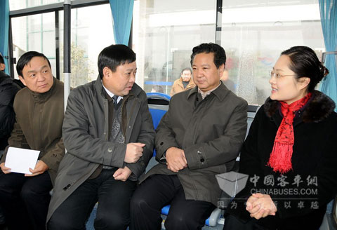 黄海嵩等省市领导乘坐安凯纯电动公交车体验