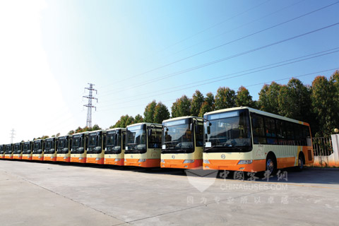 27辆绿色环保公交车整装待发
