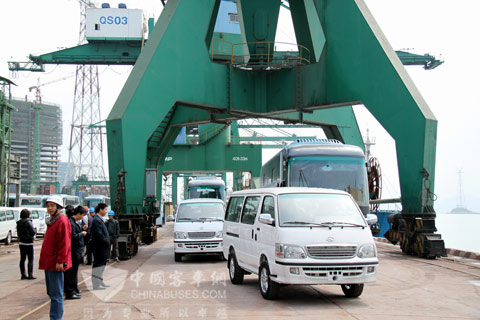 大金龙轻客批量出口海外