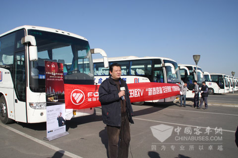 北京新月联合汽车有限公司安全技术部副经理沈俊松接受记者采访