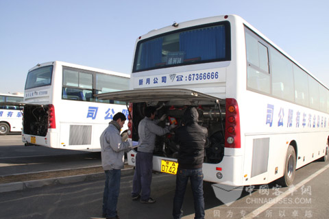 欧V新能源客车春运服务人员在检修车辆