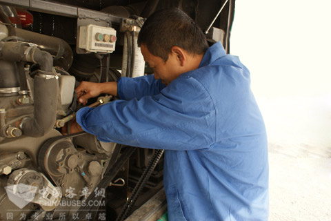 服务人员对车辆进行检查保养