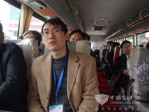 参加会议领导和代表乘坐常隆纯电动旅游客车，亲身感受电动客车的舒适豪华