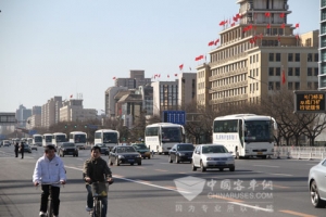 连续七年服务两会 宇通品牌照亮中国