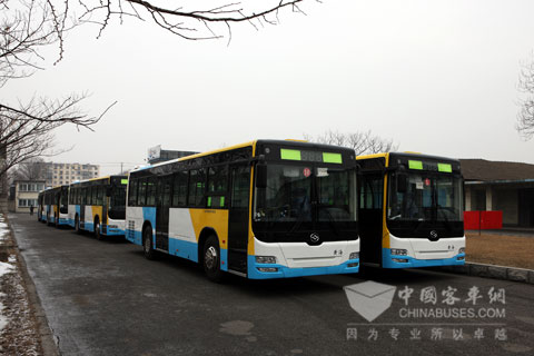 整装待发准备出口的黄海公交车