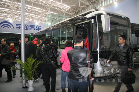 宇通轻量化公交吸引众多参观者前来体验