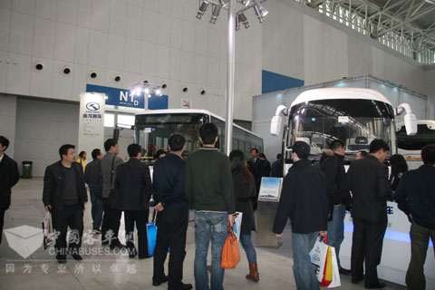 大金龙展台前人头攒动