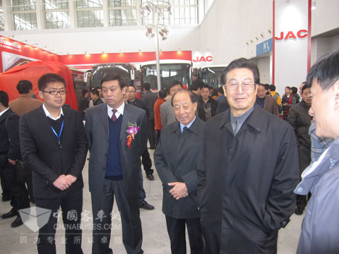 大金龙工作人员向嘉宾介绍展车