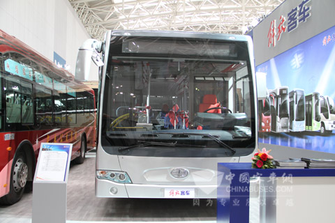 天津客车展上的解放客车