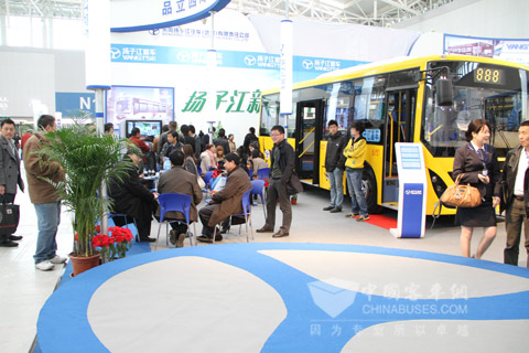 扬子江客车展台前人头攒动