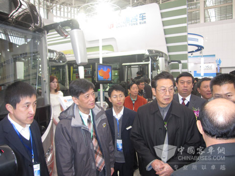 原建设部赵宝江副部长等领导参观中通展车