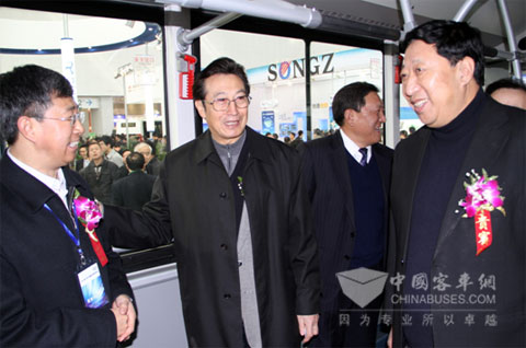 相关领导参观福田新能源客车