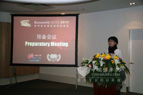 上海万耀企龙展览有限公司副总经理胡宇红发言