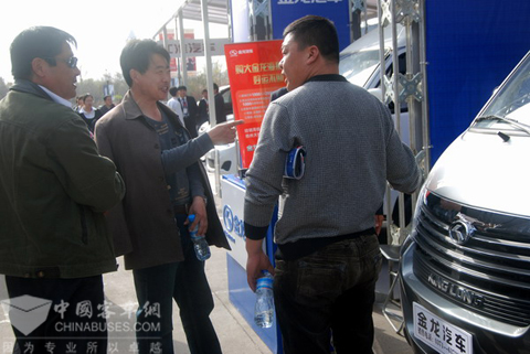 大金龙轻客亮相第四届中部名城汽车巡展