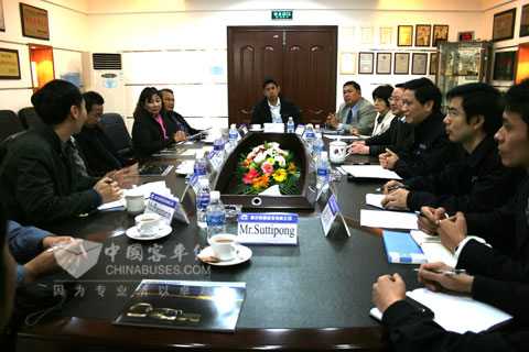 恒通客车总经理罗邦初（右三）陪同外国客人来厂考察和座谈