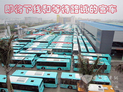 即将下线和进行调试中的客车