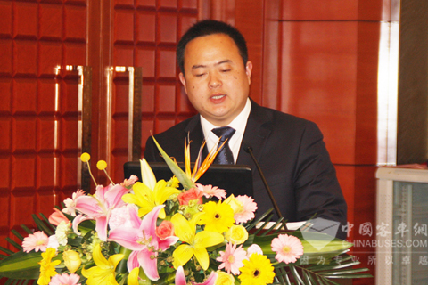 福田欧V新能源客车公司金融服务部经理董德芳介绍金融服务产品