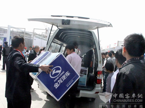 大金龙厢式运输车的超大空间和超强装载力受到客户青睐