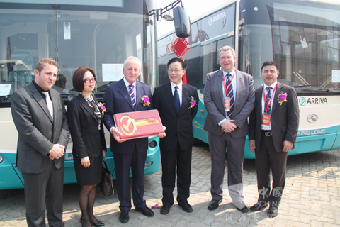 英国运输服务商ARRIVA马耳他公司总经理Keith Bastow与马耳他交通通讯部官员合影留念