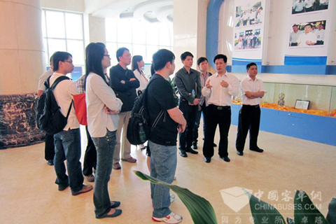 香港高级电子工程师莅临五洲龙公司参观