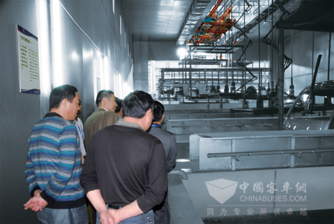 南阳市运管局及运输企业相关领导参观金旅整车阴极电泳车间