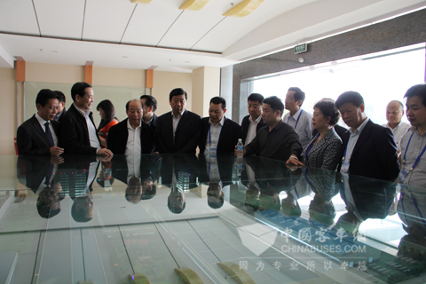 恒通客车董事长杨茂超、总经理罗邦初等领导陪同参观