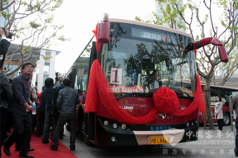 现场领导嘉宾试乘陆家嘴金融城1路