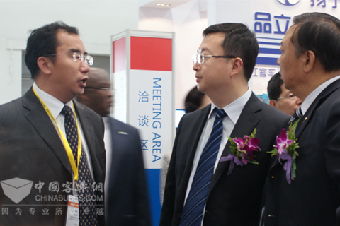 中通客车副总经理于春印向交通部领导介绍中通参展情况