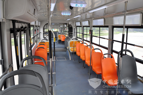 中通18米天然气BRT公交车超大承载空间