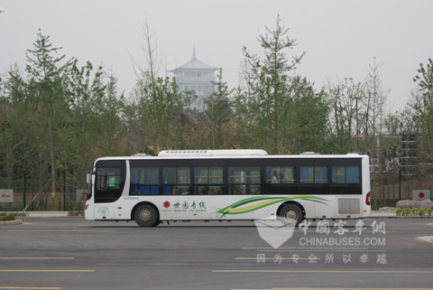 运行在长安塔下的中通客车