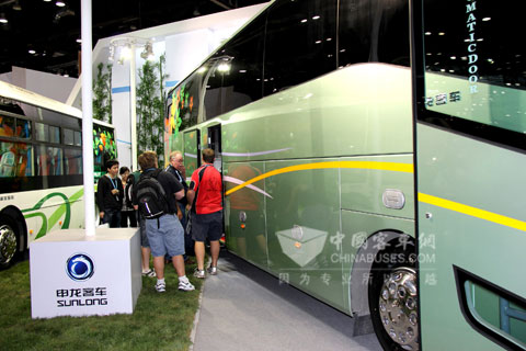 国内外观众参观申龙客车