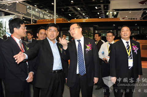 交通运输部科技司副司长罗强莅临中大展台