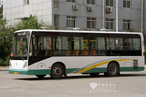 行驶在保定的长安客车