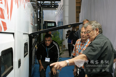 海外客户参观“世纪”客车