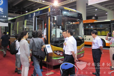 客商参观五洲龙客车