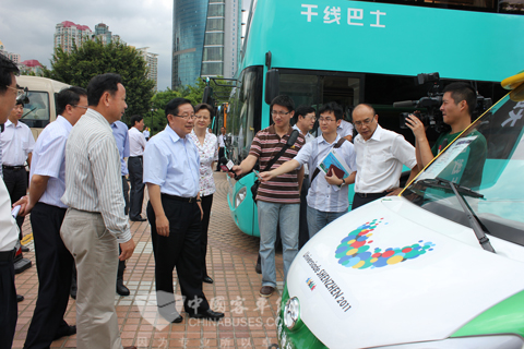 万钢视察第26届世界大学生夏季运动会新能源汽车示范运行筹备进展情况