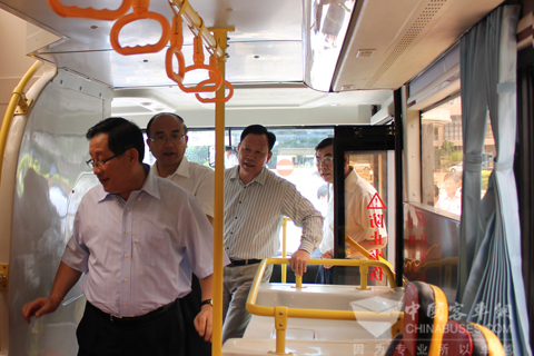 万钢登上服务第26届世界大学生夏季运动会的五洲龙新能源汽车