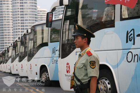 武警守卫海格客车服务奥运会车队